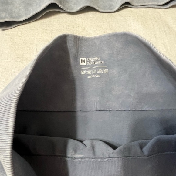 Super cute Amazon gray workout set - Picture 3 of 8